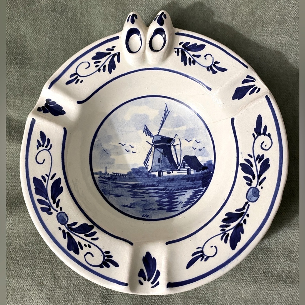 Ashtray porcelain 29 Delfts made in Hulland white and blue does have a crack #15